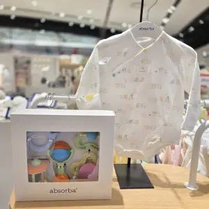 [압소바](의정부점)[출산/태교선물 2종] 올리버 오가닉 배내슈트 + 옥수수 사출 딸랑이//A1B10106