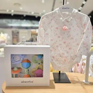 [압소바](광주신세계)[말띠 출산/태교선물 2종] 로지 배내슈트 + 옥수수 사출 딸랑이//A1B10110