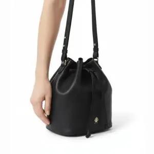 MUST IT_ 25FW HERA BUCKET WAU01YVT990-U901Y) 헤라 버킷백)