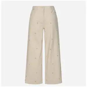 [써스데이아일랜드](강남점)플라워 모티브 자수바지 T262MPT141W