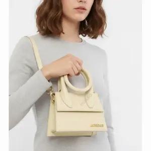 MUST IT_ Le chiquito Noeud 213BA005 3060 120) 르 치키토 노우드 코일드 레더 핸드백)