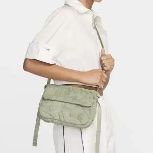 [나이키][국내매장] 나이키/가방/크로스퓨추라 365 인조 퍼(FZ1326-370)/EV