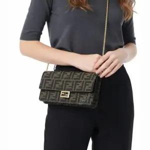 MUST IT_ 26SS Wallet On Chain FF Jacquard 8M0498 A98P F0A6E) 바게트 체인 지갑)