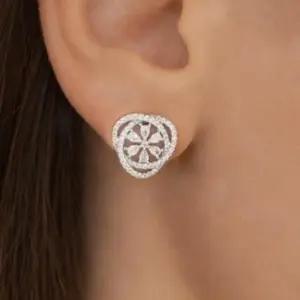 [옷자락]여성용 럭셔리 꽃잎 큐빅 실버 귀걸이