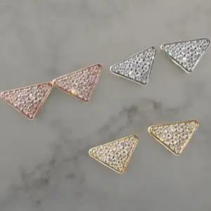 [옷자락]여성 일상룩 세련된 반짝임 미니 큐빅 삼각 은침 귀걸이