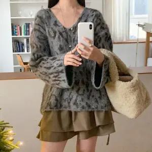 [옷자락]여자 레오파드 딥브이넥 헤어리 박시핏 퍼 루즈 니트