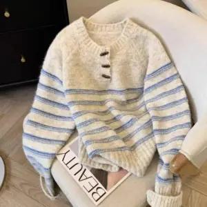 [옷자락]여자 라운드넥 떡볶이단추 루즈핏 스트라이프 니트