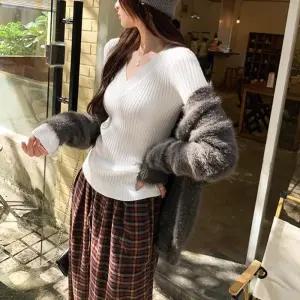 [옷자락]여자 데이트룩 여리핏 브이넥 슬림핏 니트 상의