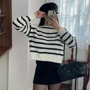 [옷자락]여자 입술넥 배색 단가라 세미크롭 간절기 니트