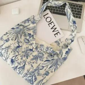 [옷자락]여자 빈티지 봄 시즌 블루 플로랄 패브릭 숄더백