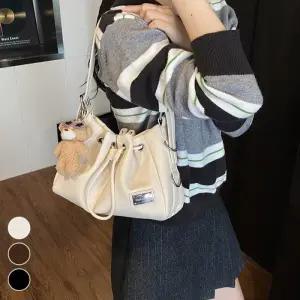 [옷자락]여자 데일리룩 캐주얼 곰돌이 참 레더 복조리 숄더 크로스백