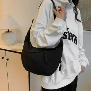 [옷자락]여자 편안한 데일리 무드 크로와상 크로스백