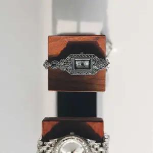 [제이로렌]바이데이지 스퀘어 마카사이트 실버 시계 Bw0001