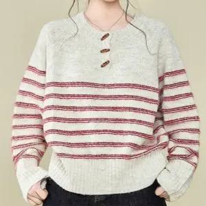 [패션시그널]유니크버튼 스트라이프 라운드넥 니트 DC62DB