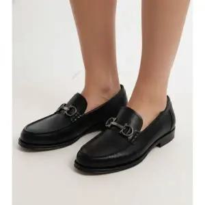 페라가모 26SS 간치니 버클 로퍼 (02A377 789569)