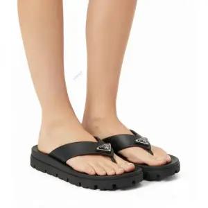 프라다 26SS 2Y3130 3LKK F0002 (트라이앵글 로고 플립 플랍)