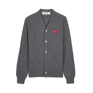 [롯데백화점]꼼데가르송 FW25 공용 레드하트 와펜 가디건 AX N008 051 GREY