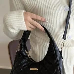 [패션] 누빔 퀄팅 골드포인트 투웨이 숄더백 반달백 크로스백