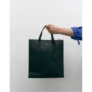 JILLSTUART MEN ACC [LUKE] 루크 블랙 소가죽 세로형 토트백 JUBA6E631BK