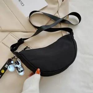 가볍고 실용적인 캐주얼한 라운드 슬링백 MJ9482 캔버스백 여행가방 여성숄더백 대학생가방