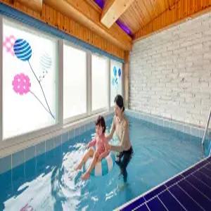 [경기/가평] 가평 포그니 키즈 풀빌라 (가족/스파/키즈/풀빌라/온돌/주차장/정원/온수수영장/공용수영장(실외)/계곡인접/포레스트뷰(산)/커플/개별바베큐/놀이터/키즈풀빌라)