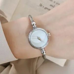 [비투비월드][비쥬홀릭] 와이어 뱅글 여성 손목시계(실버 심플) 메탈밴드시계