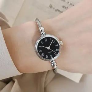 [비투비월드][비쥬홀릭] 와이어 뱅글 여성 손목시계(블랙 로마숫자)