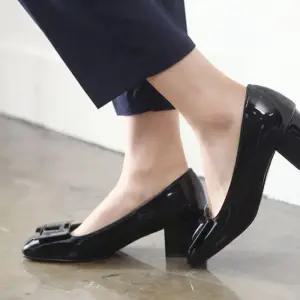 ONM 국내제작 에나멜 각코 사각장식 통굽 여성 미들힐