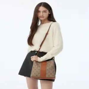 헤지스 액세서리 여성 24FW [스테디셀러]브라운 로고패턴 가죽 토트백 WIBA4F103W2