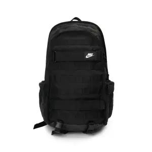 NSW RPM 백팩 26L 블랙 화이트 FD7544-010