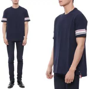 [롯데백화점]톰브라운 남성 RWB 스트라이프 반팔티셔츠  MJS204A J0046 415 23S