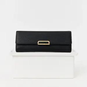 닥스 액세서리 여성 24FW [스테디셀러] 블랙 음각로고 소가죽 장지갑 WCWA4F200BK