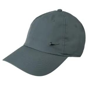 나이키 드라이 핏 클럽 언스트럭처 메탈 스우시 캡모자(FB5372-364)