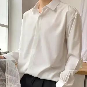 남자 단추안보이는 흰색와이셔츠 안구겨지는 흰셔츠