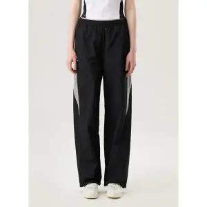 [르꼬끄](센텀시티점)(60% OFF) 풋볼 레플리카 우븐 팬츠 남녀공용 (QP323FPT82)