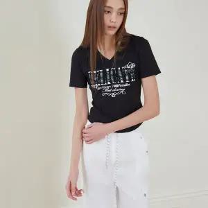 [에고이스트](강남점)[BL] V넥 레이스 패치 반팔 티셔츠 (ES2OTH04)