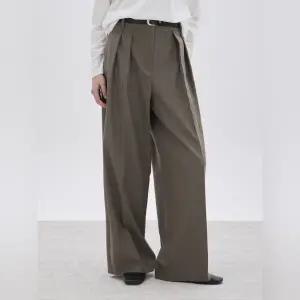 [롯데백화점]쥬크 벨티드 투턱 와이드 팬츠 (Z261MSA002)