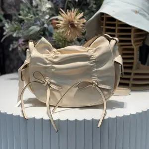 써스데이아일랜드리본 셔링 크로스백 t252mbp1412276305