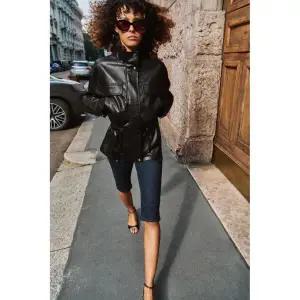 [국내배송] 자라 ZARA 페이크 레더 하이넥 재킷 - 블랙 956459