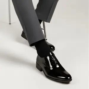 [베스트TOP100] 남성 에나멜 구두 정장구두 클래식 뒤꿈치 쓸림방지 쿠션패드 키높이 출근 미팅 격식룩 신