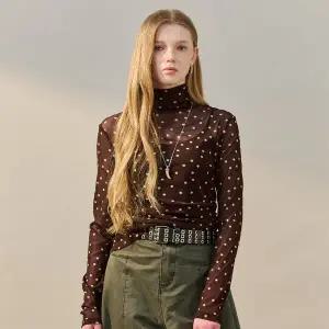 [마쟈]도트 시어 하이넥 셔링 슬림 티셔츠