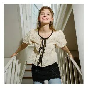 [바이탈싸인] 플라워 자카드 리본 퍼프 블라우스2colors 1128596