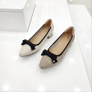 [탠디]by미셸 x25010 소가죽 소재 3cm굽 여성 앞 장식 펌프스 구두 cc2_CC