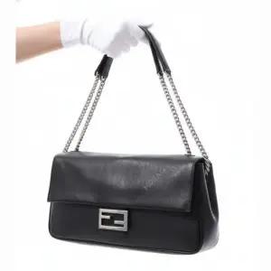 MUST IT_ Bagutte Chain Large Calf 8BR828 AS7A F1QD0) 바게트 라지 체인 백)