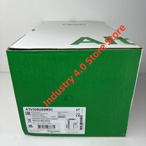 상자에 들어 있는 새 제품 ATV320U55M3C 인버터