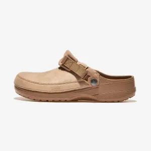 크록스 클래식 크래프티드 비건스웨이드 클로그 - MILK CHOCOLATE129033