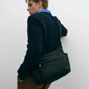 [질스튜어트](의정부점)[여행추천][캐리어결합][RFID 차단]루트 트래블 경량 나일론 크로스백[JUBA6E233...