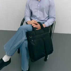 [질스튜어트](의정부점)[EVAN] 에반 블랙 투포켓 나일론 세로형 토트백 겸 크로스백[JUBA6E502BK]