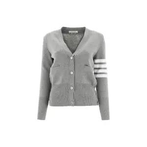 [톰브라운] 26SS 4바 밀라노 클래식 브이넥 울 가디건 라이트그레이 FKC207A 00014 055