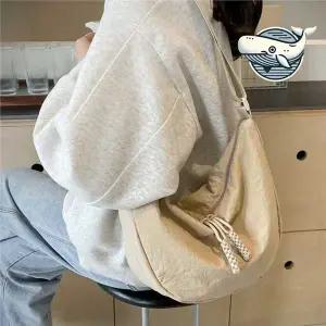 [콩심팥심]여성용 스타일리시 합성섬유 소재 반원형 크로스백 편리한 일상